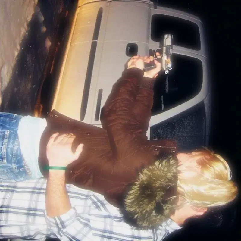 con la taurus tocando mi ombligo