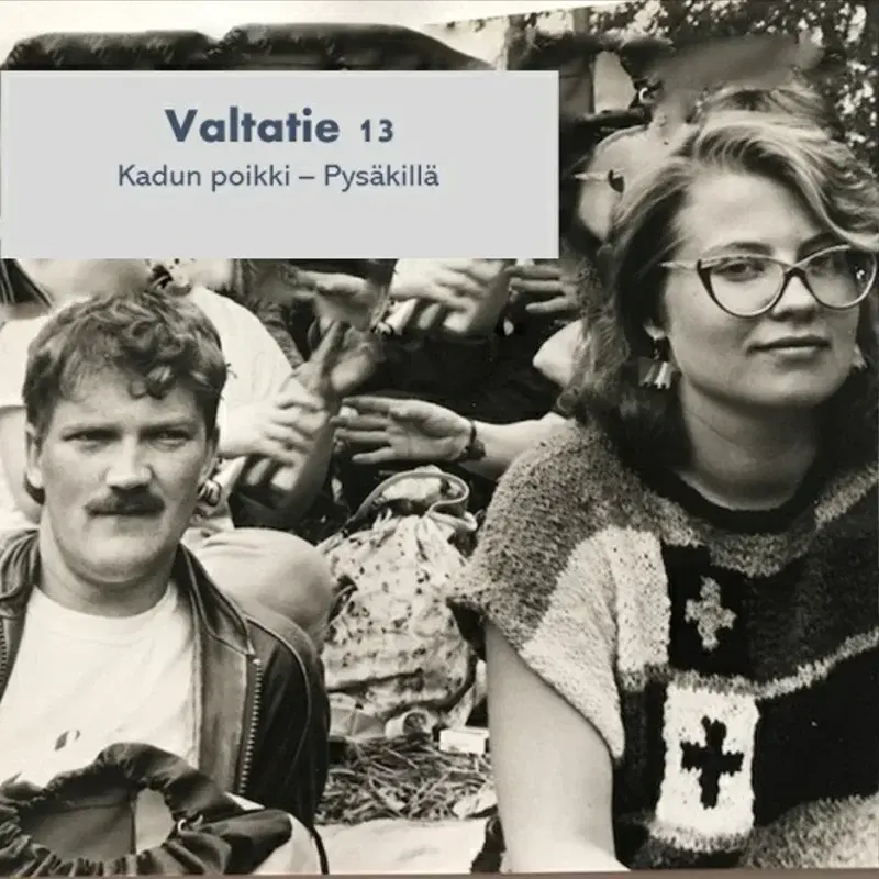 Kadun poikki / Pysäkillä