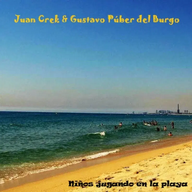 Niños jugando en la playa