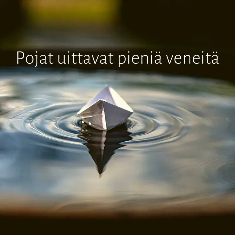 Pojat uittavat pieniä veneitä