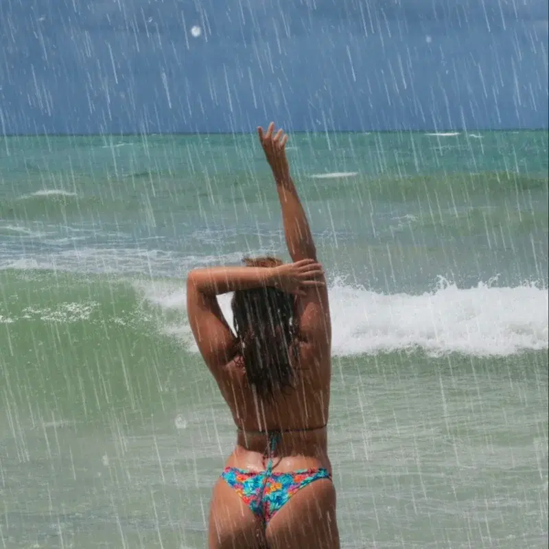 Biquíni Na Chuva